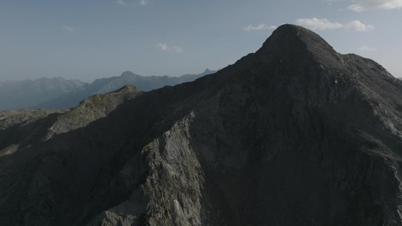 空中无人机的看法，岩石高山悬崖和牧场在日落视频素材