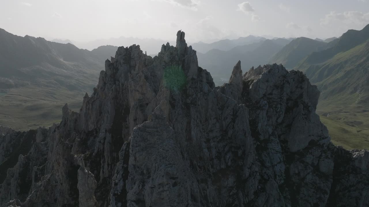 空中无人机的看法，岩石高山悬崖和牧场在日落视频素材