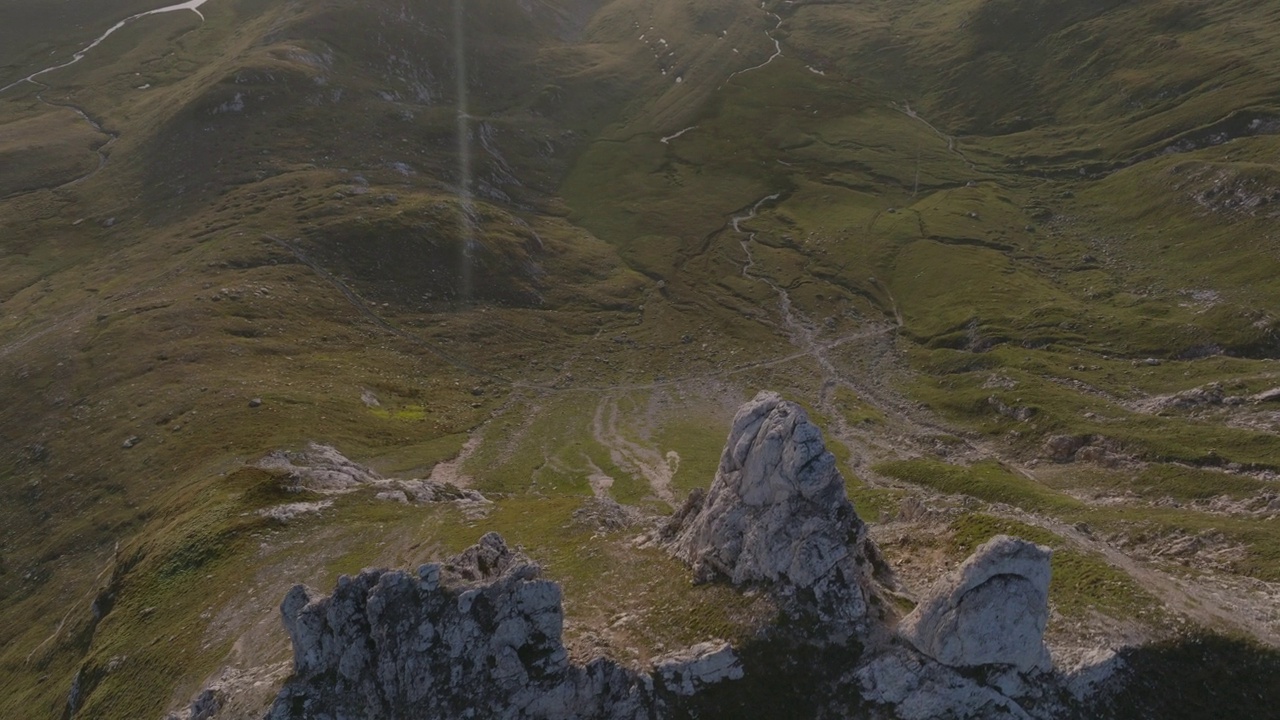 空中无人机的看法，岩石高山悬崖和牧场在日落视频素材