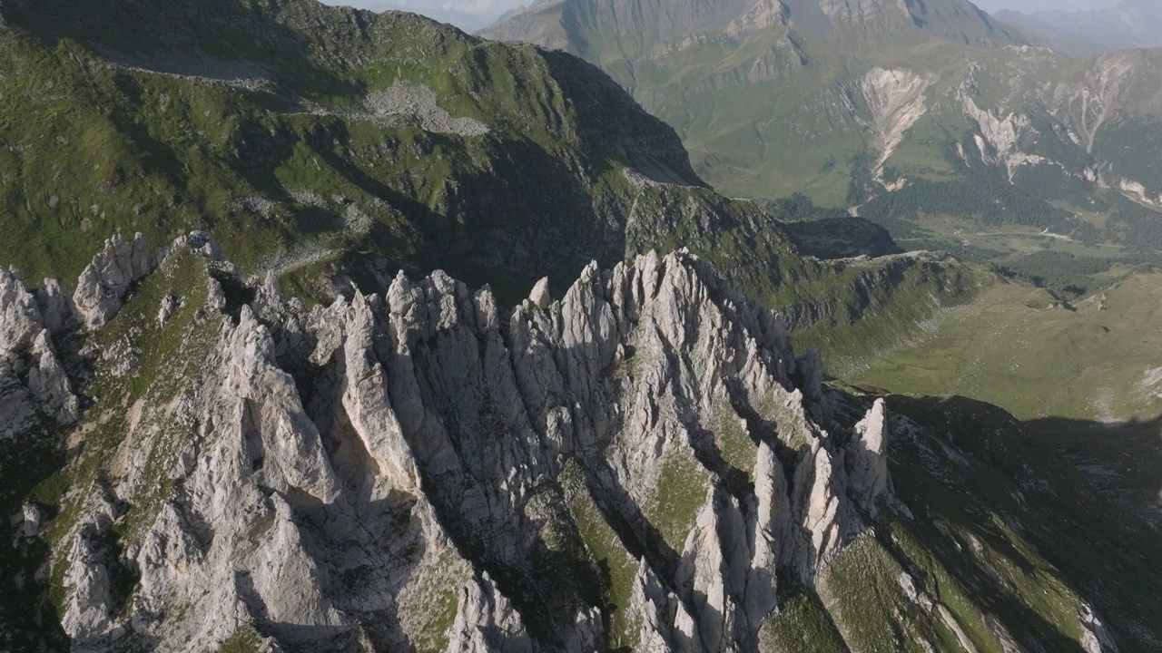 空中无人机的看法，岩石高山悬崖和牧场在日落视频素材