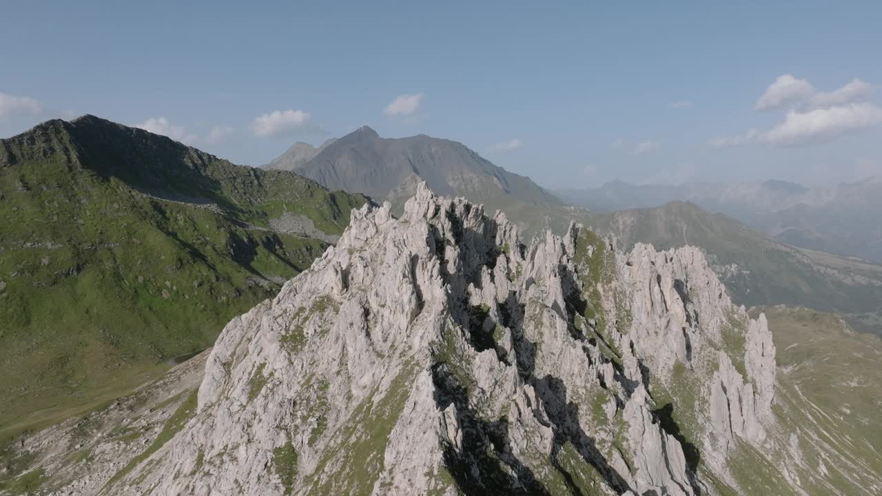 空中无人机的看法，岩石高山悬崖和牧场在日落视频素材