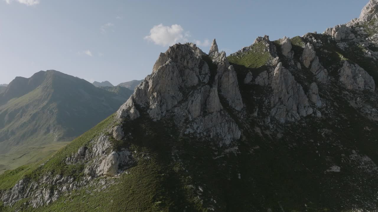 空中无人机的看法，岩石高山悬崖和牧场在日落视频素材