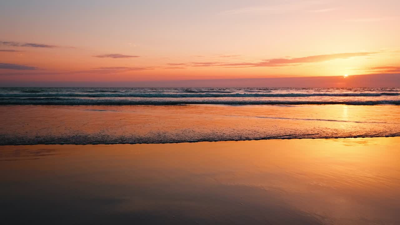 在葡萄牙的丰特达泰尔哈海滩，大西洋的日落伴随着汹涌的海浪视频素材