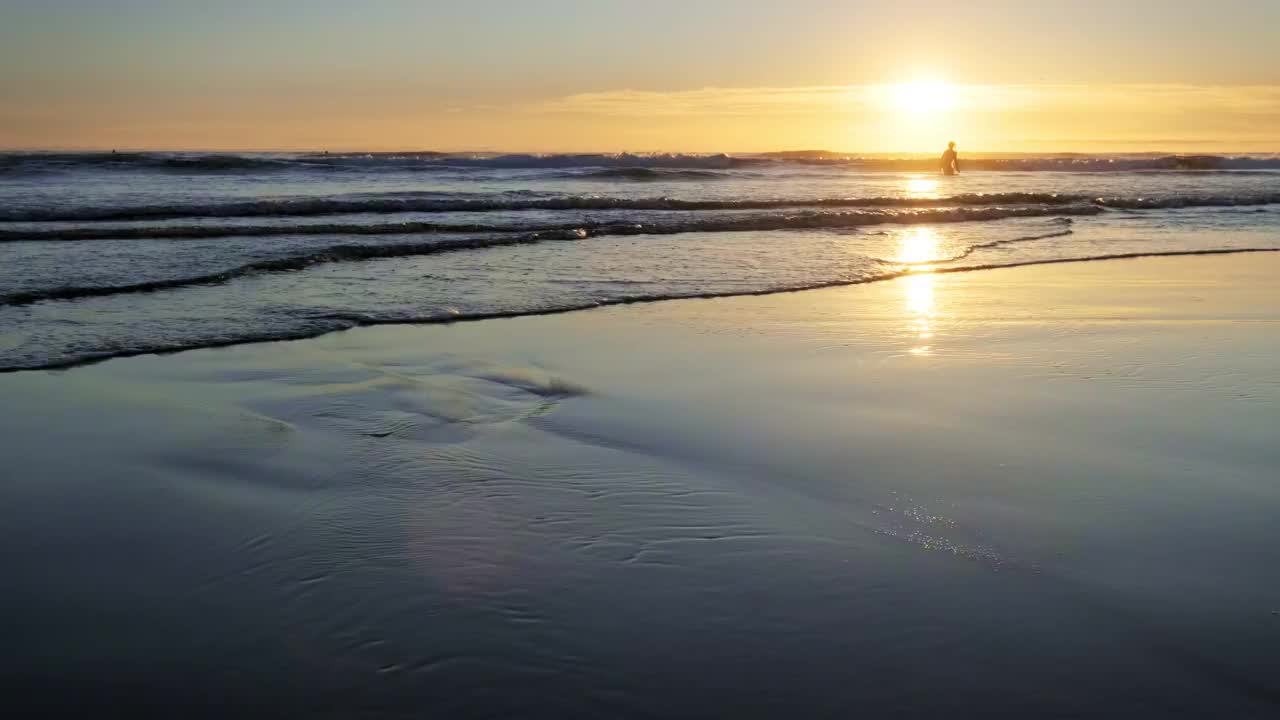 在葡萄牙的丰特达泰尔哈海滩，大西洋的日落伴随着汹涌的海浪视频素材