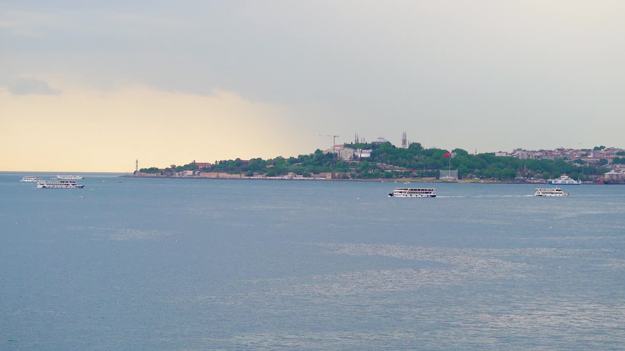 阴沉的伊斯坦布尔市景，阴雨连绵视频素材