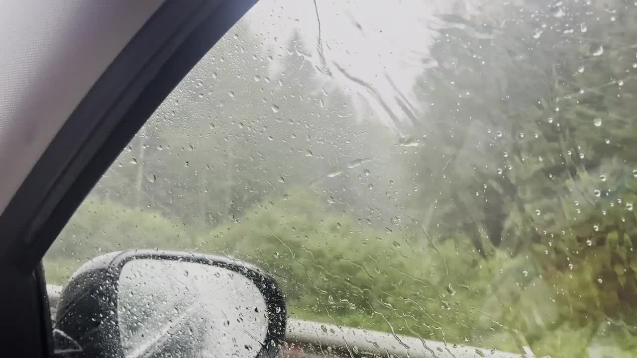 在雨中驾驶汽车——乘客的视角视频素材