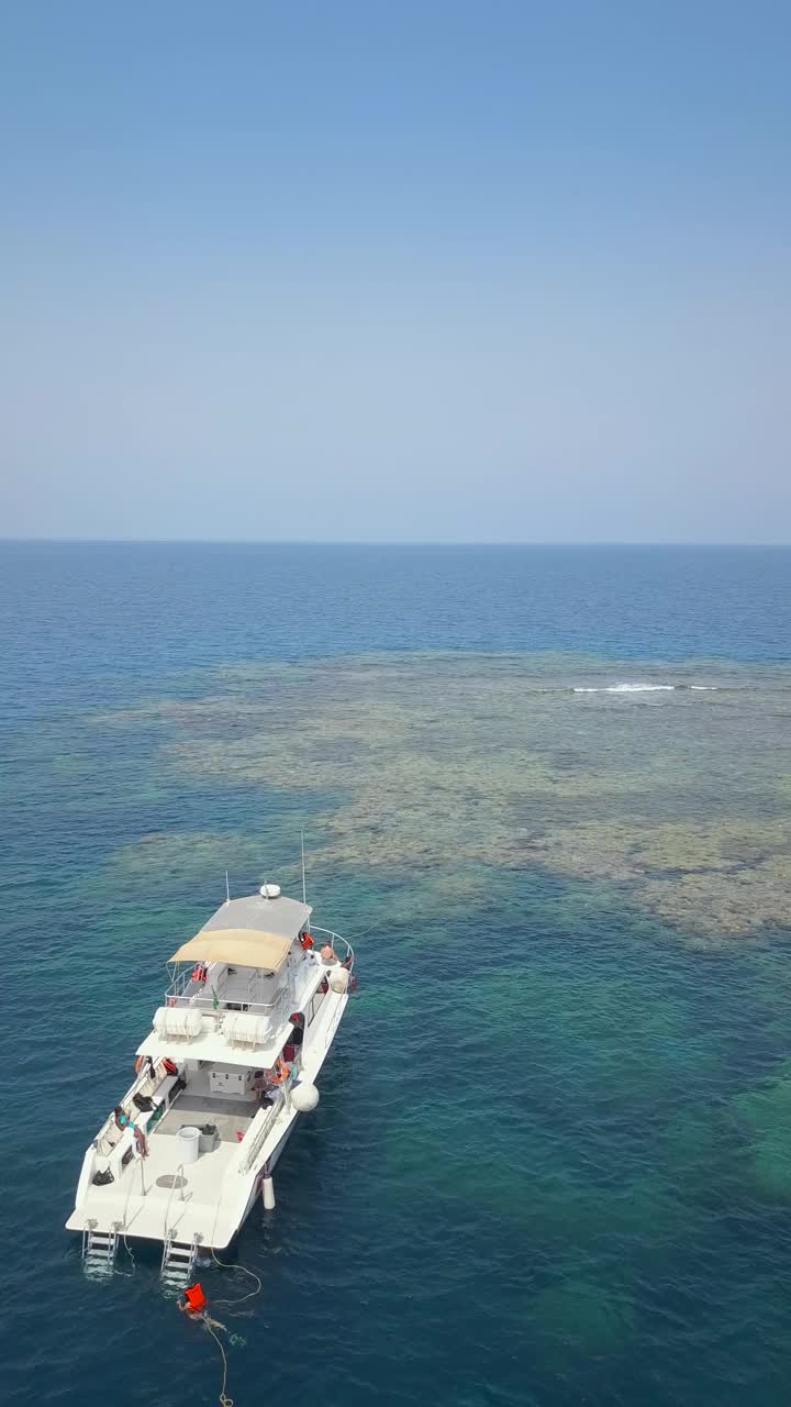 吉达附近红海珊瑚礁的鸟瞰图和两艘船视频下载