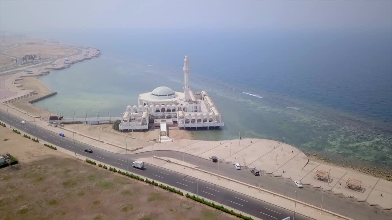 沙特阿拉伯吉达红海附近一座清真寺的无人机视角视频素材