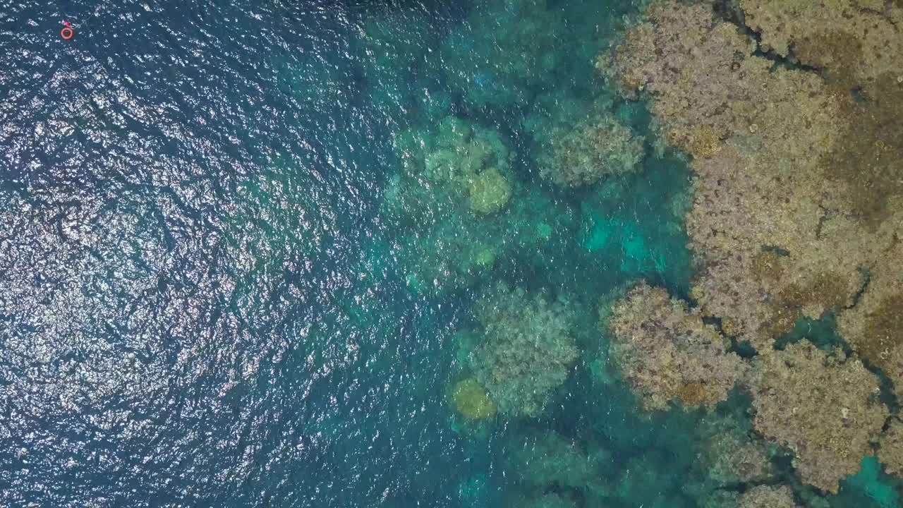 无人机在吉达附近的红海发现了一个暗礁，有两艘船视频下载