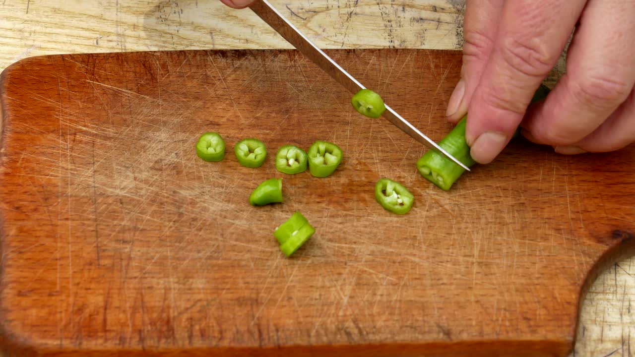 手在菜板上切青椒视频下载