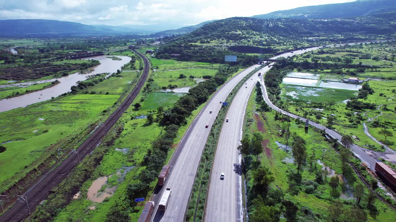 季风期间的高速公路视频素材