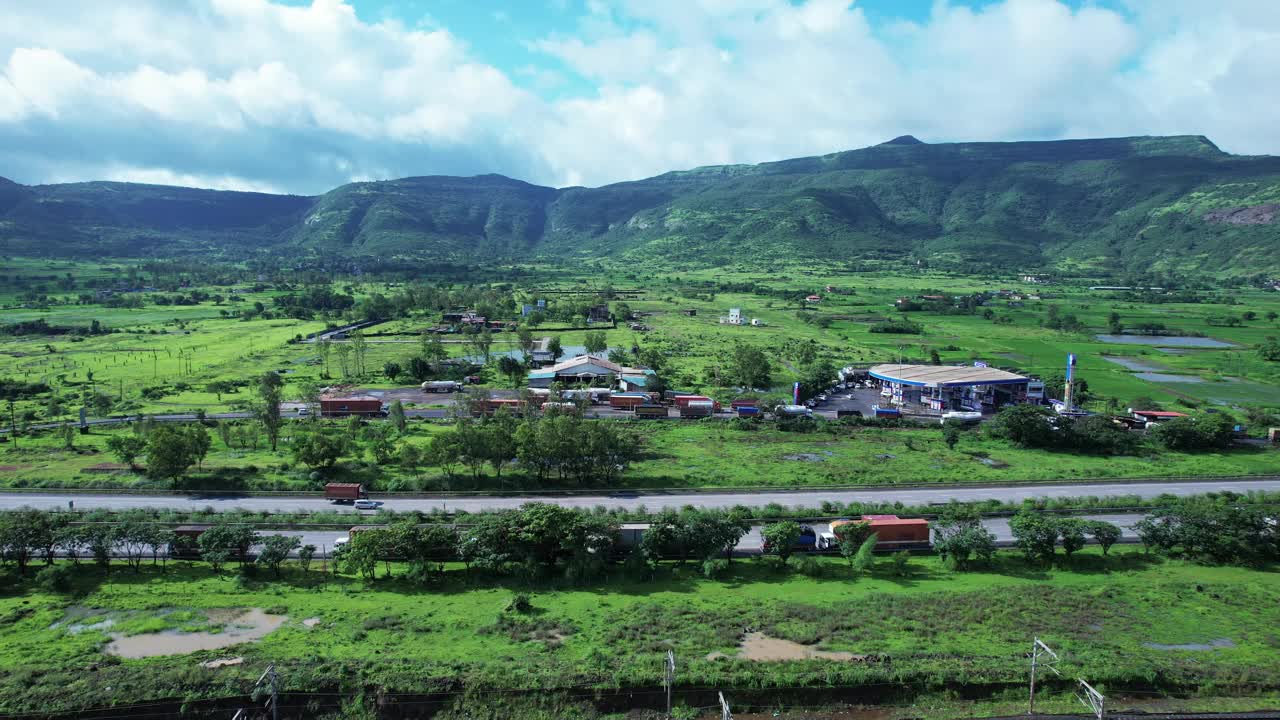 季风期间的高速公路视频素材