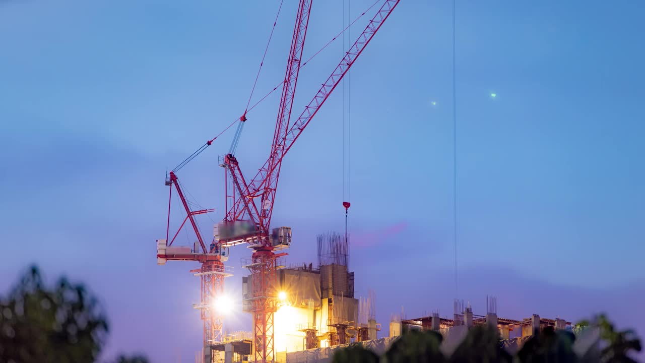 建筑起重机的时间流逝，建筑工人在夜间工作视频素材