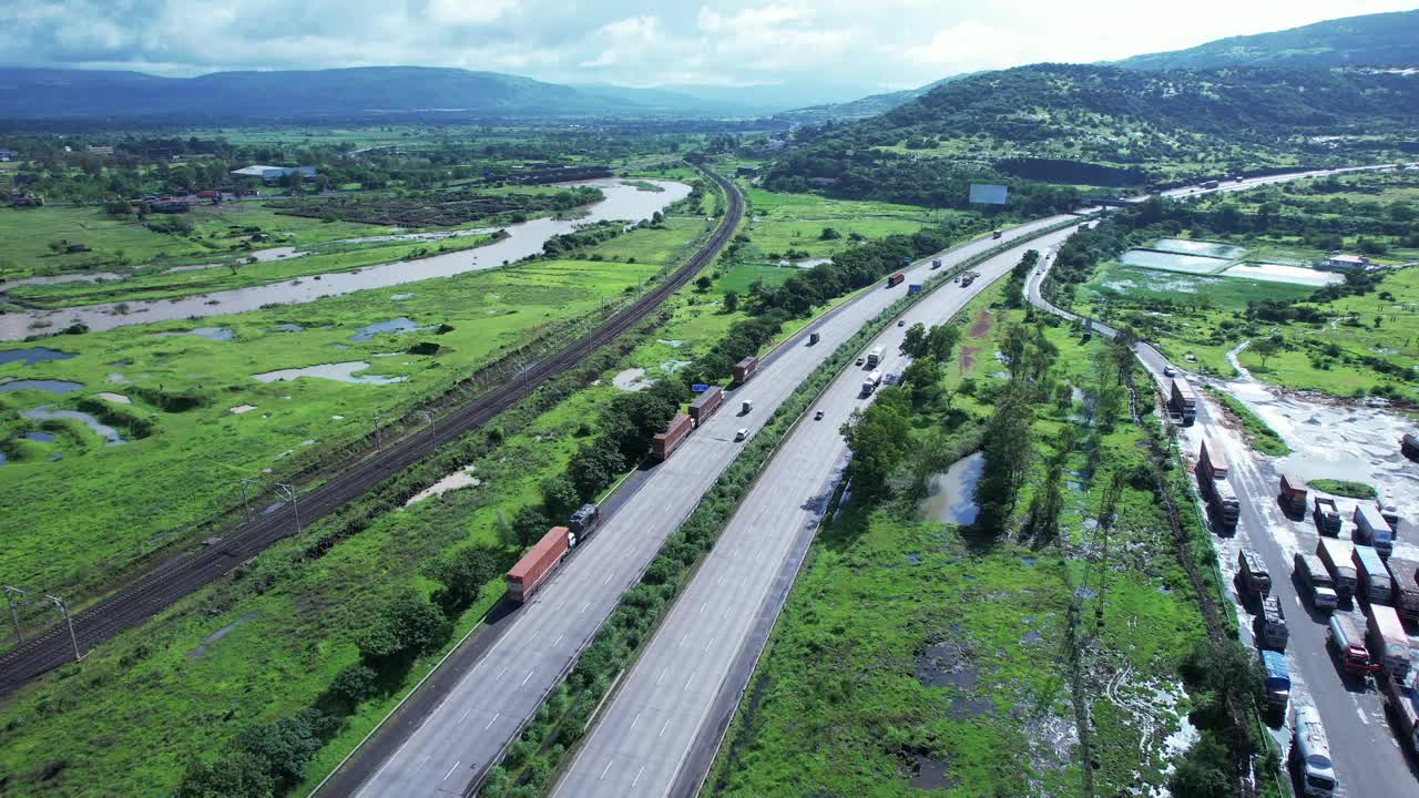 季风期间的高速公路视频素材