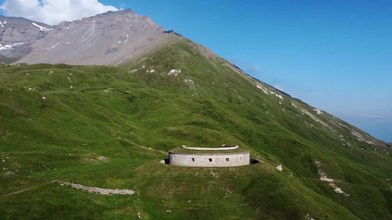 塞尼斯山湖附近堡垒的全景无人机视图视频下载