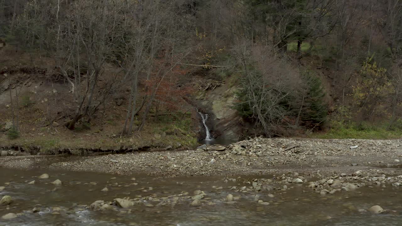 秋天，飞越山间的河流视频素材