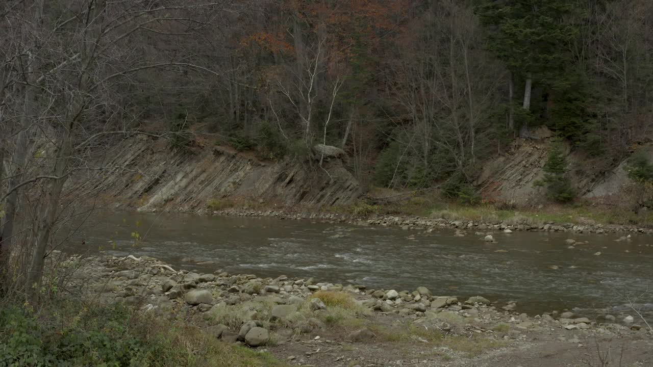 秋天，飞越山间的河流视频素材