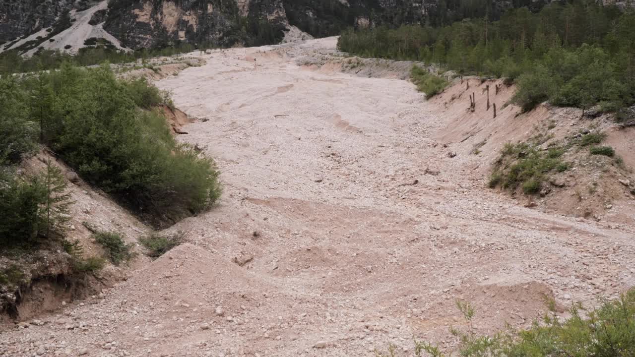 多云的夏日，意大利阿尔卑斯山脉的碎石路视频素材