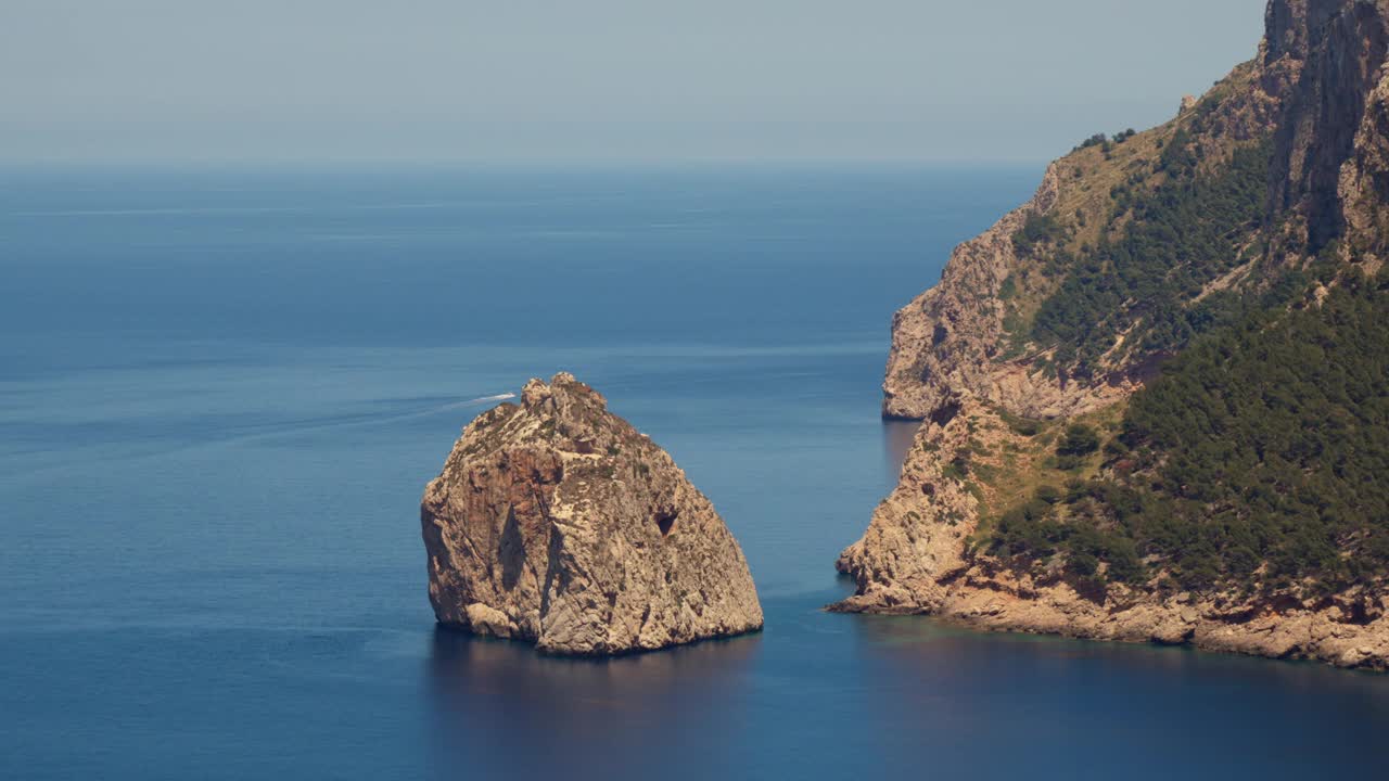 海中与海岸分开的一块岩石视频素材