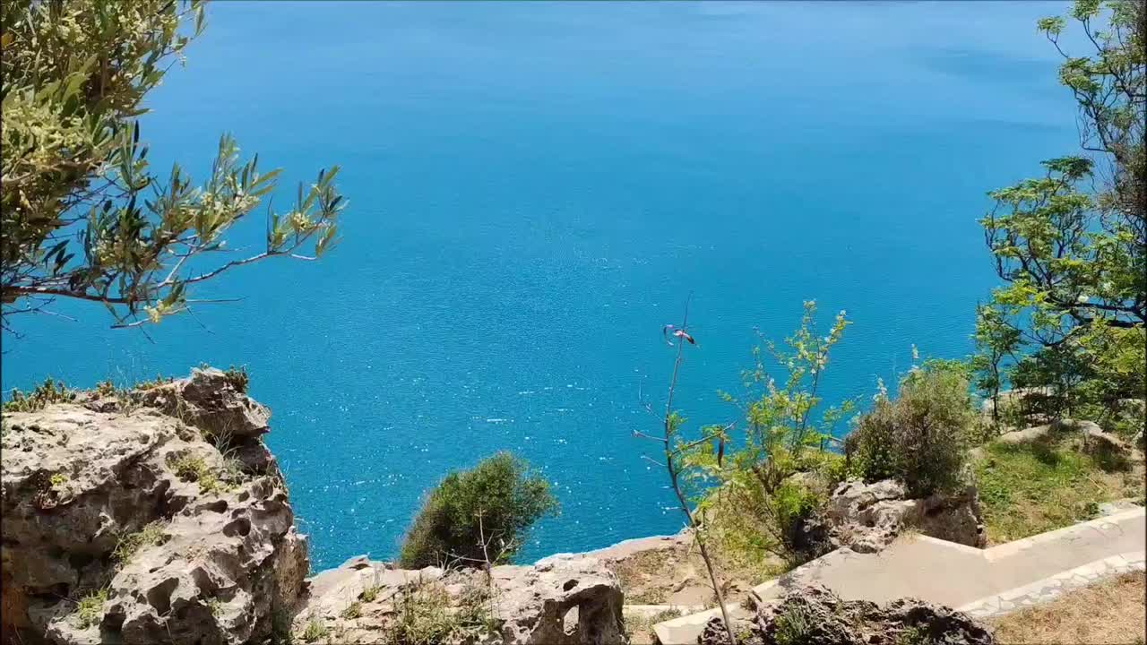 美丽的蓝色地中海，平静的状态和岩石海岸视频素材