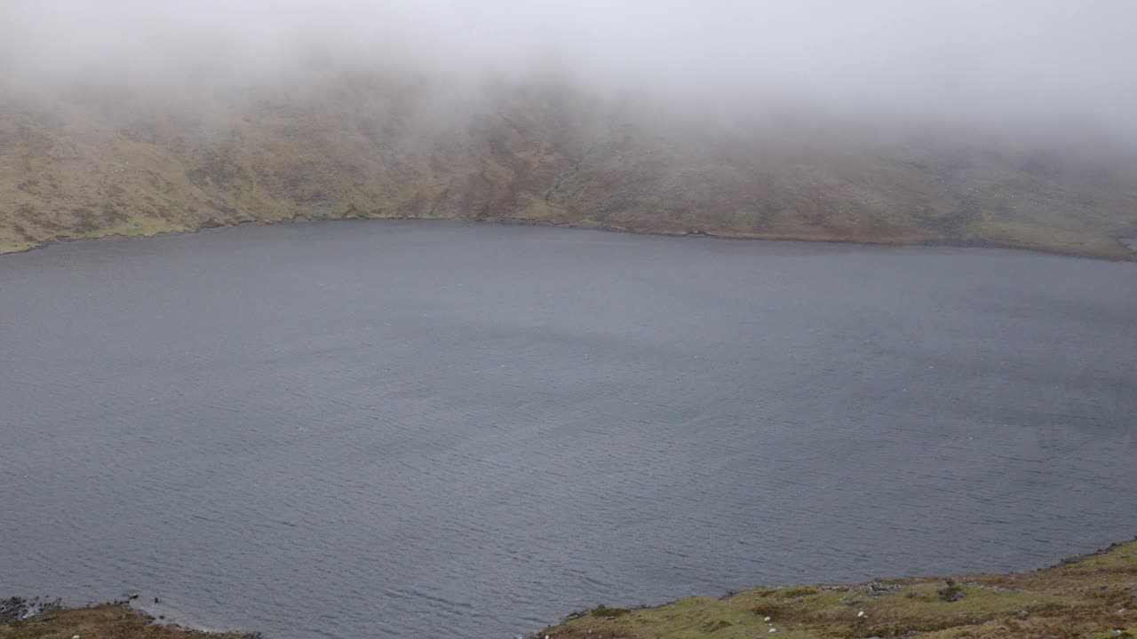 多云的雨天，浓雾笼罩着爱尔兰的山间湖泊。视频素材