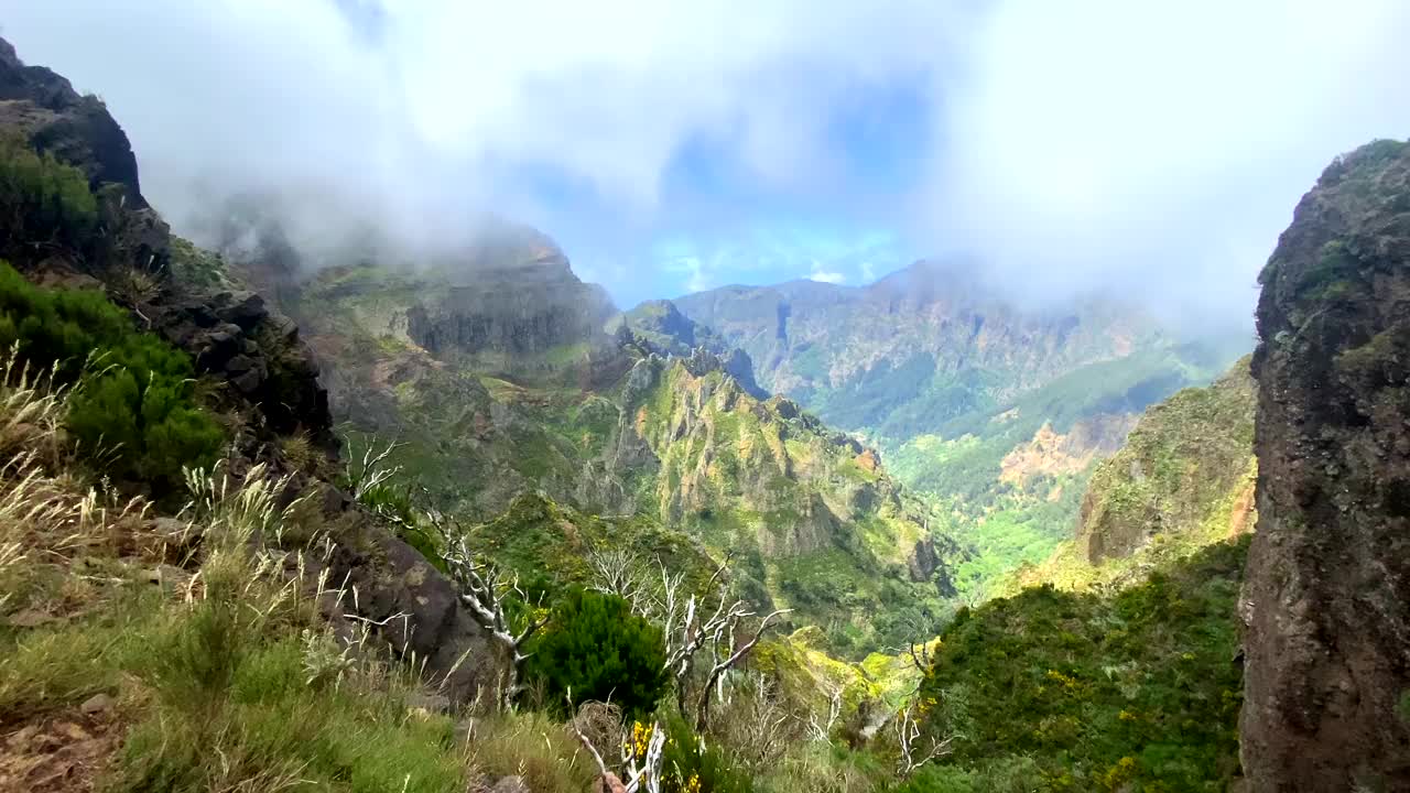 葡萄牙马德拉岛Pico do Areeiro和Pico Ruivo的壮丽山景视频素材