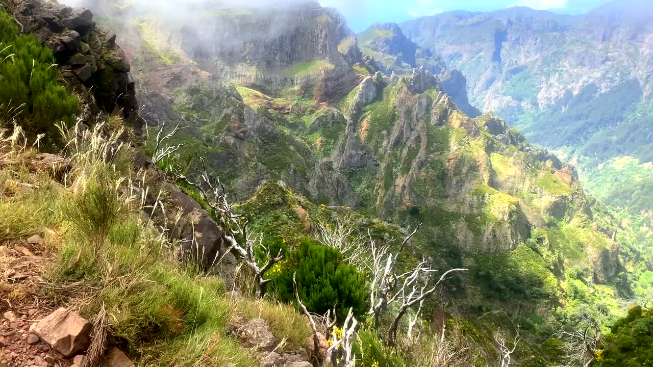 葡萄牙马德拉岛Pico do Areeiro和Pico Ruivo的壮丽山景视频下载