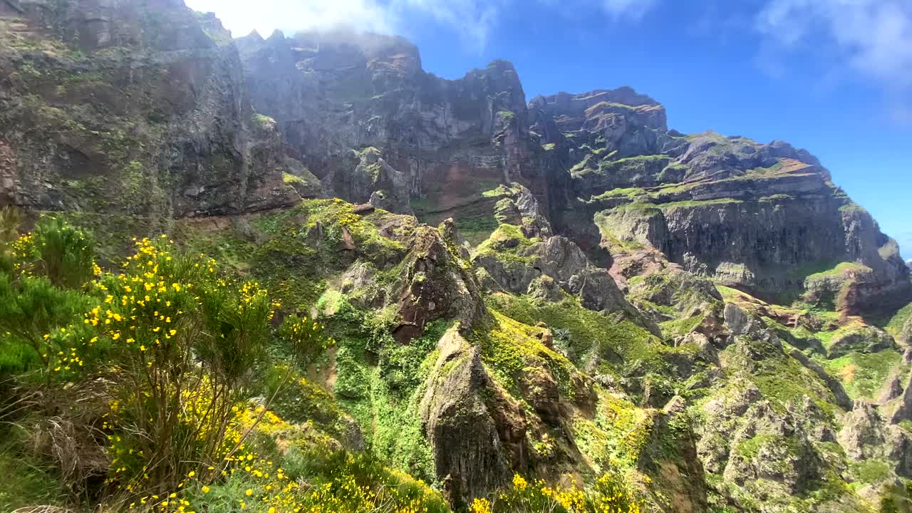 葡萄牙马德拉岛Pico do Areeiro和Pico Ruivo的壮丽山景视频下载