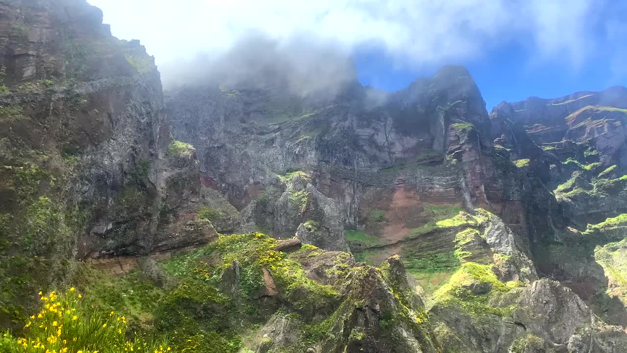 葡萄牙马德拉岛Pico do Areeiro和Pico Ruivo的壮丽山景视频下载