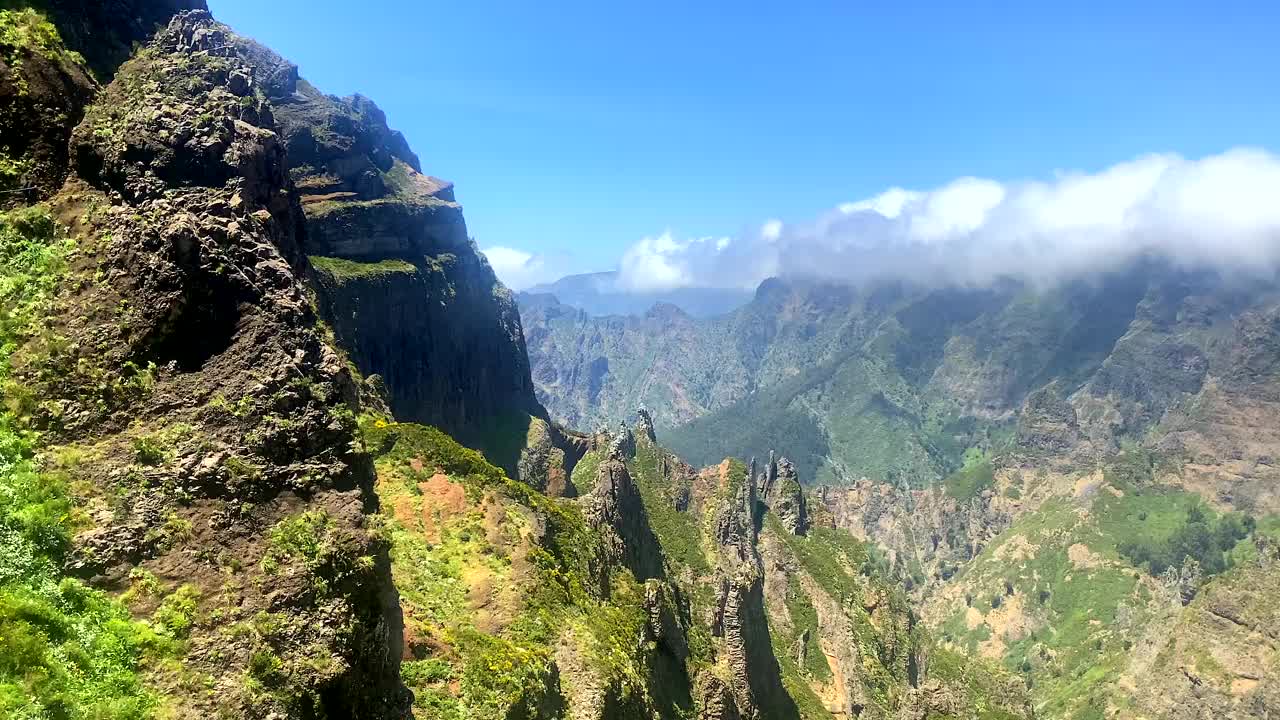 葡萄牙马德拉岛Pico do Areeiro和Pico Ruivo的壮丽山景视频素材