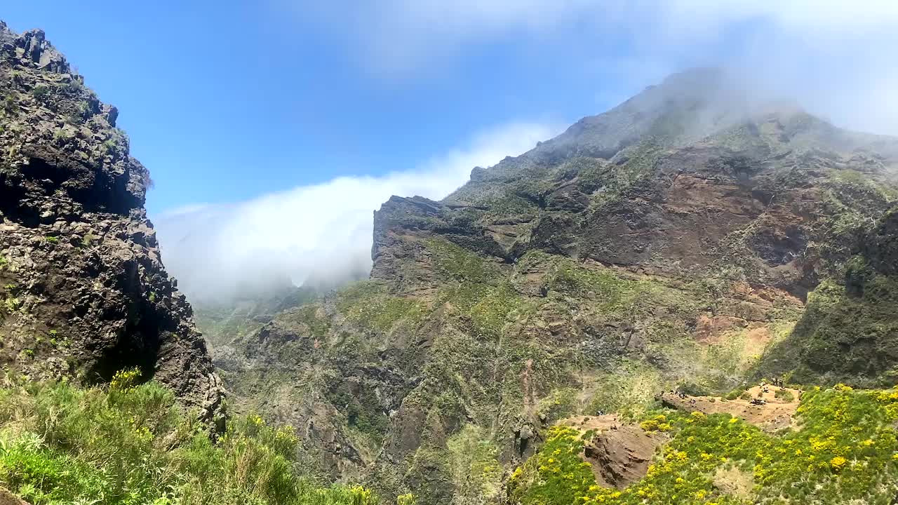 葡萄牙马德拉岛Pico do Areeiro和Pico Ruivo的壮丽山景视频素材