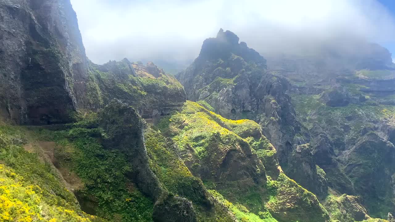 葡萄牙马德拉岛Pico do Areeiro和Pico Ruivo的壮丽山景视频素材