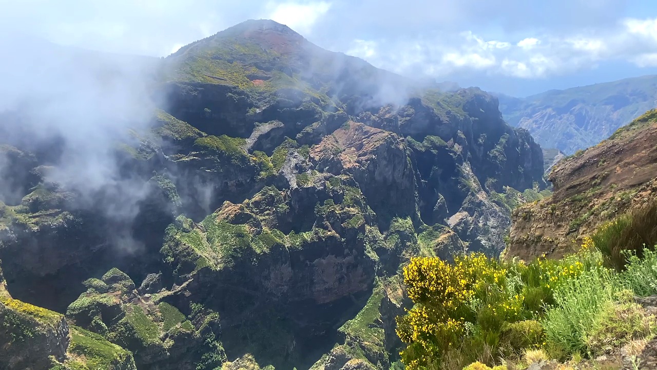 葡萄牙马德拉岛Pico do Areeiro和Pico Ruivo的壮丽山景视频素材