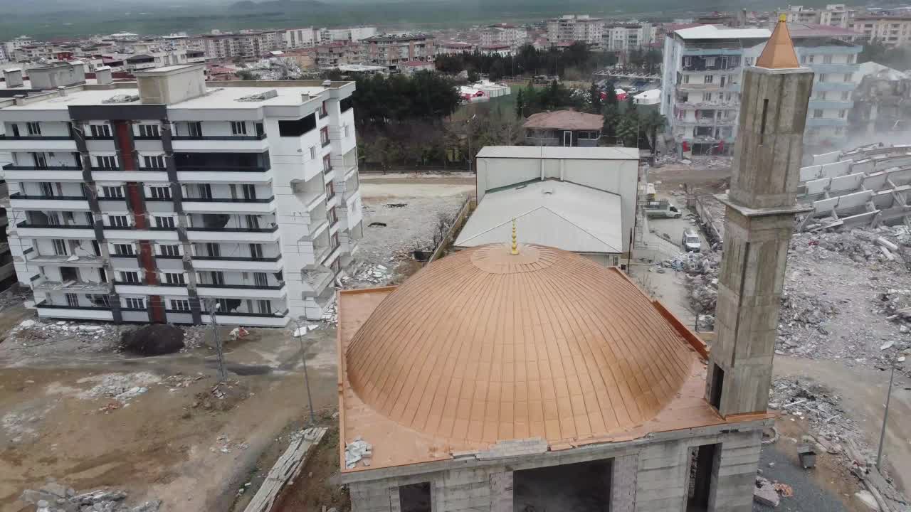 一座在地震中幸存下来的在建清真寺视频下载