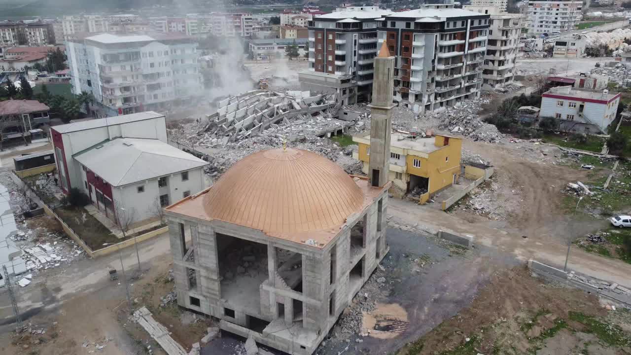 一座在地震中幸存下来的在建清真寺视频下载