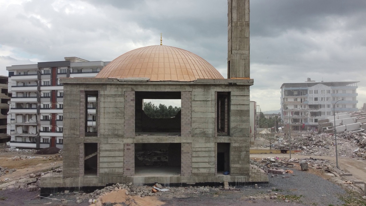 一座在地震中幸存下来的在建清真寺视频素材