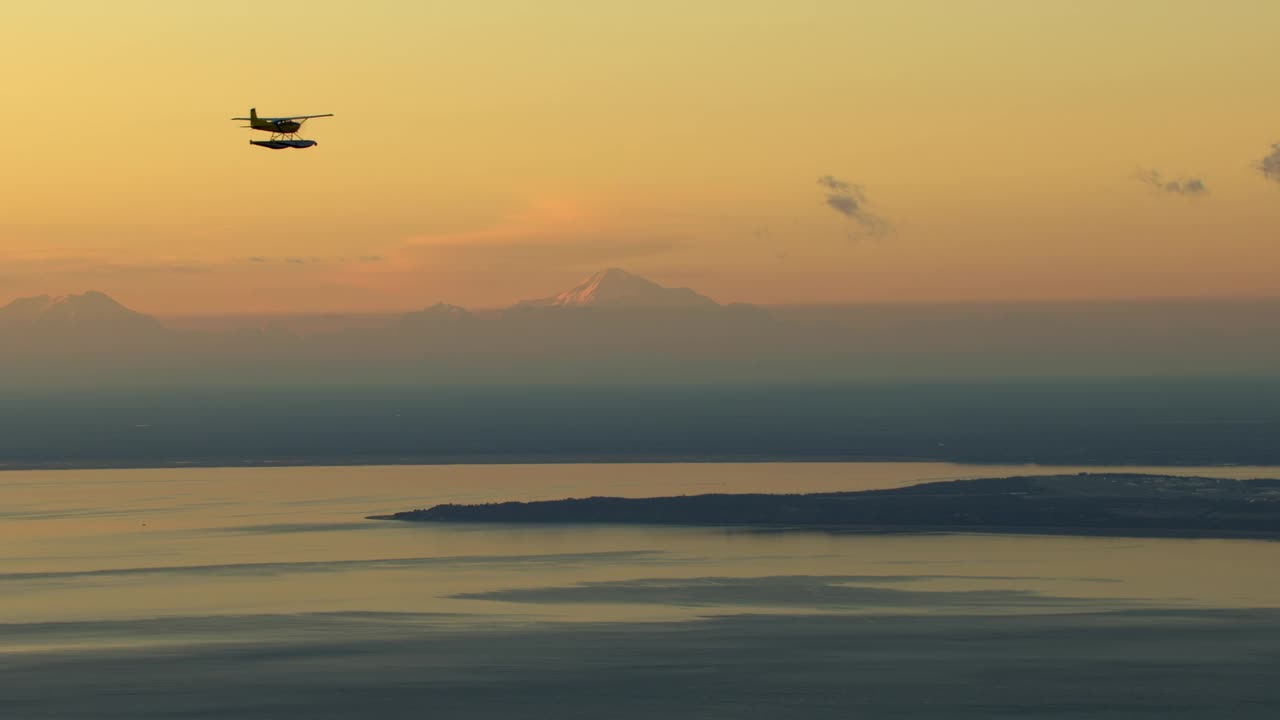 WS - TS空中塞斯纳185 Skywagon水上飞机日落与火山/安克雷奇，阿拉斯加视频素材