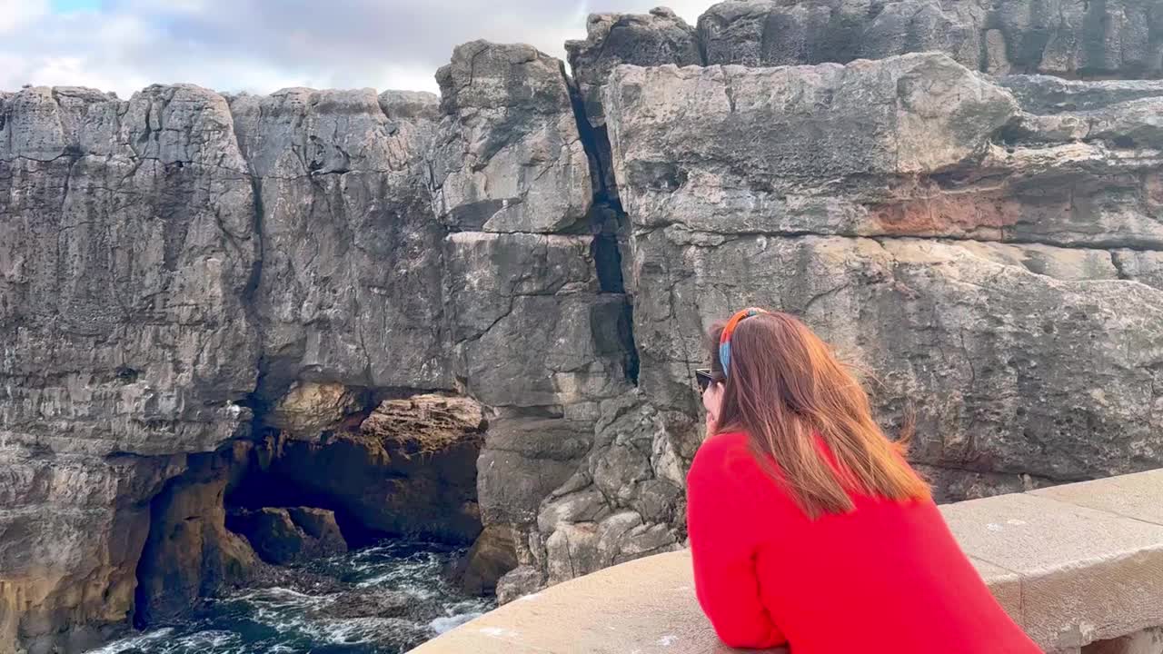 游客在卡斯凯伊斯的地狱博卡视频素材