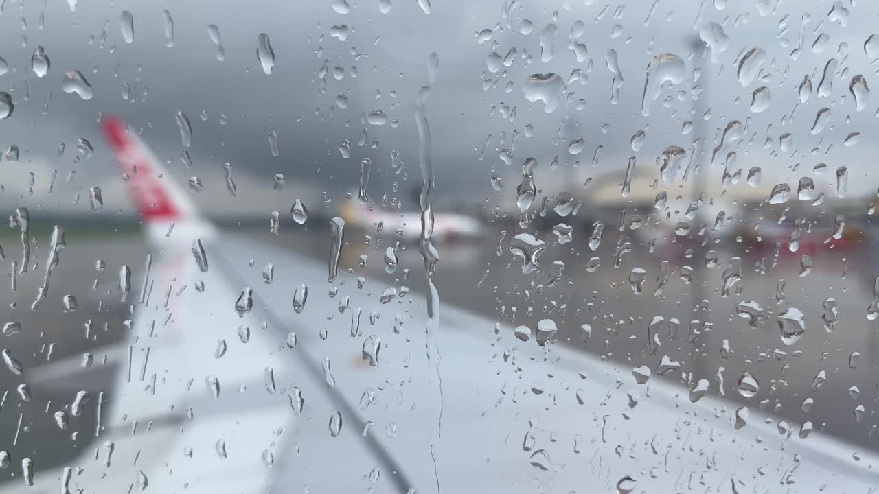 飞机窗口的雨滴准备起飞了视频下载