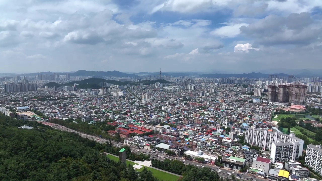 大邱Eworld和大邱达西区南区83Tower附近的都市圈视频素材