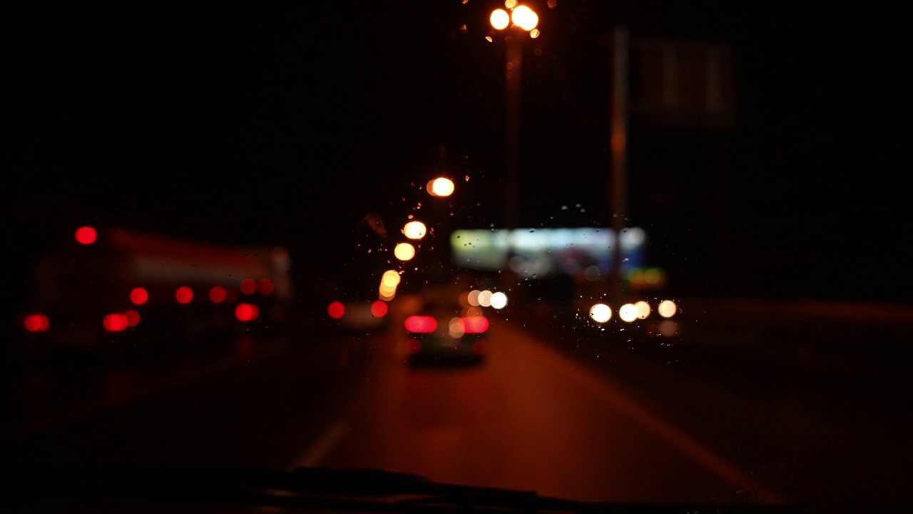 夜间道路上的散景灯视频素材