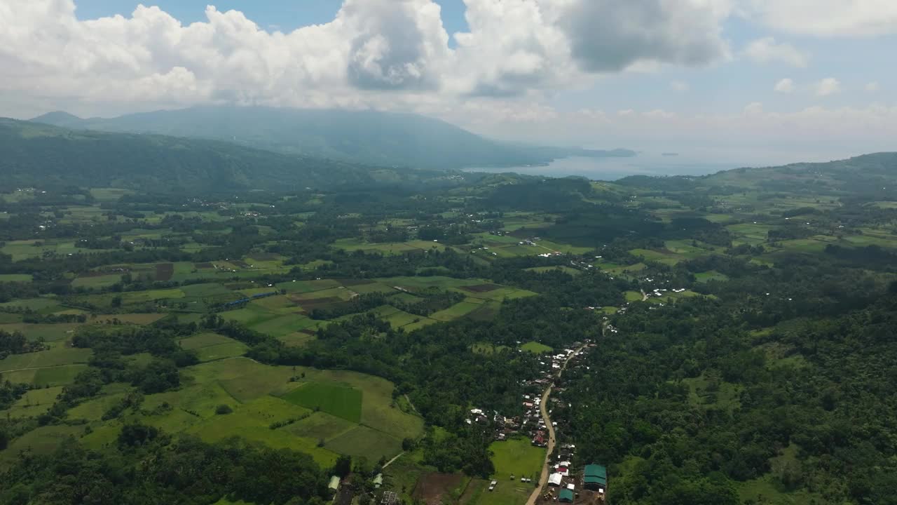 位于棉兰老岛的热带山脉和农田。视频素材