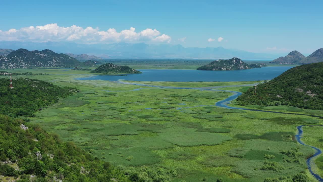 夏季群山之间的斯卡达尔湖视频素材