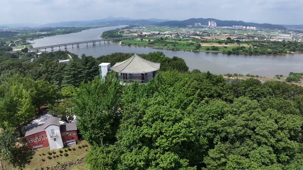 锦湖江、洛东江、花原游乐区、茶山文化园、三文镇桥、八角亭周边的市中心/大邱、庆北高陵郡视频素材