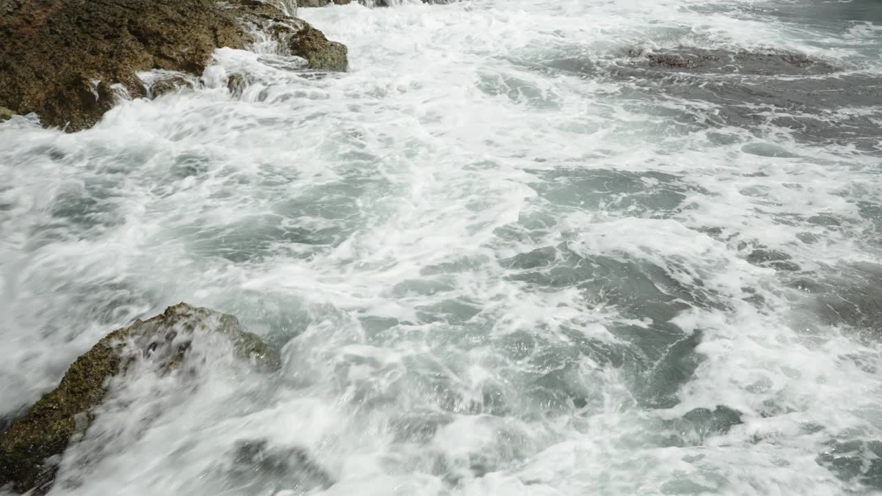 岩石在西班牙海上刮起了大风视频素材