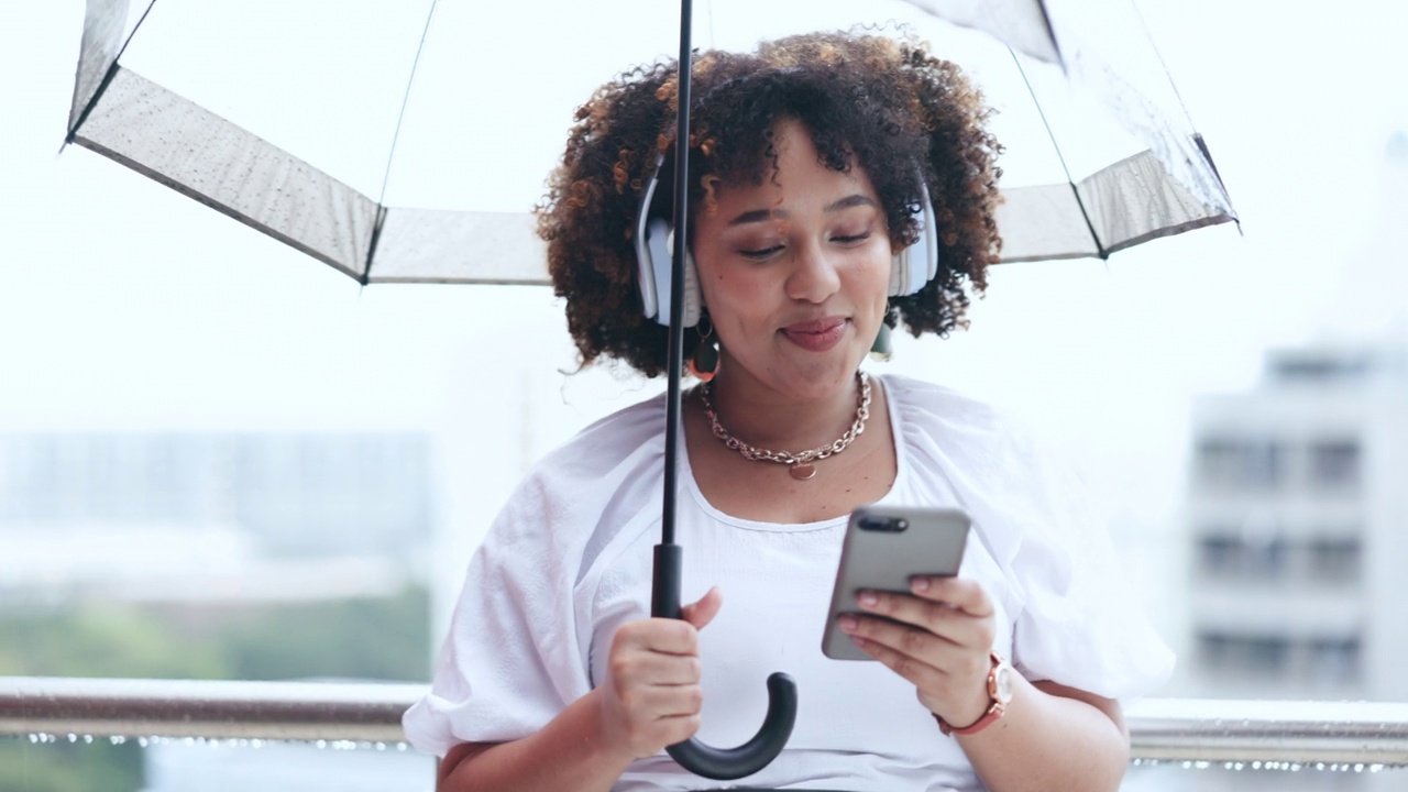 雨，快乐和商业妇女在城市与手机流媒体歌曲，音频和广播在城市的城镇。冬季出差、上下班、旅行时带耳机的企业、女性人士视频素材