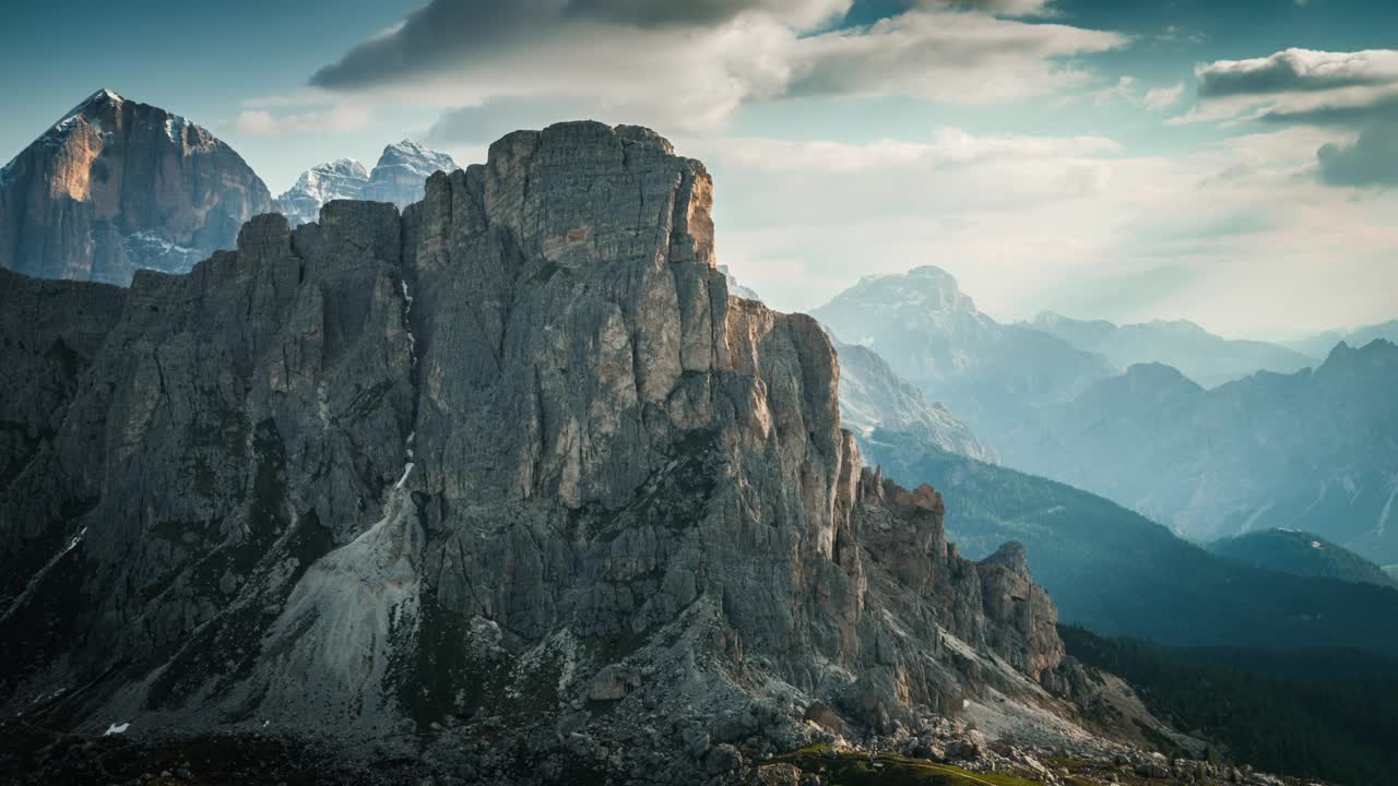 鸟瞰陡峭的山峰在欧洲阿尔卑斯山，白云石视频素材