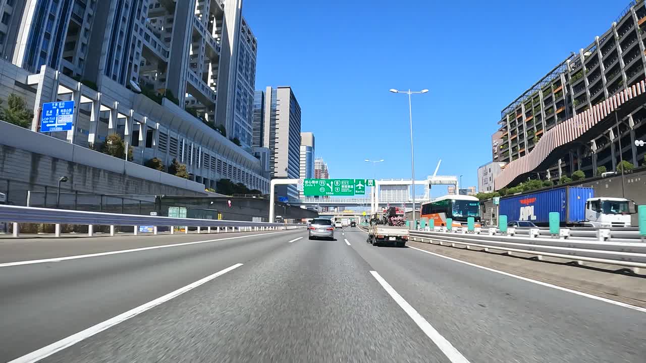 在大都会高速公路湾岸路线上驾驶视频素材