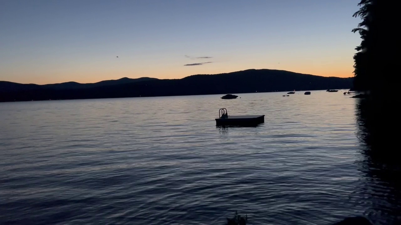 海面上平静的日落景色视频素材