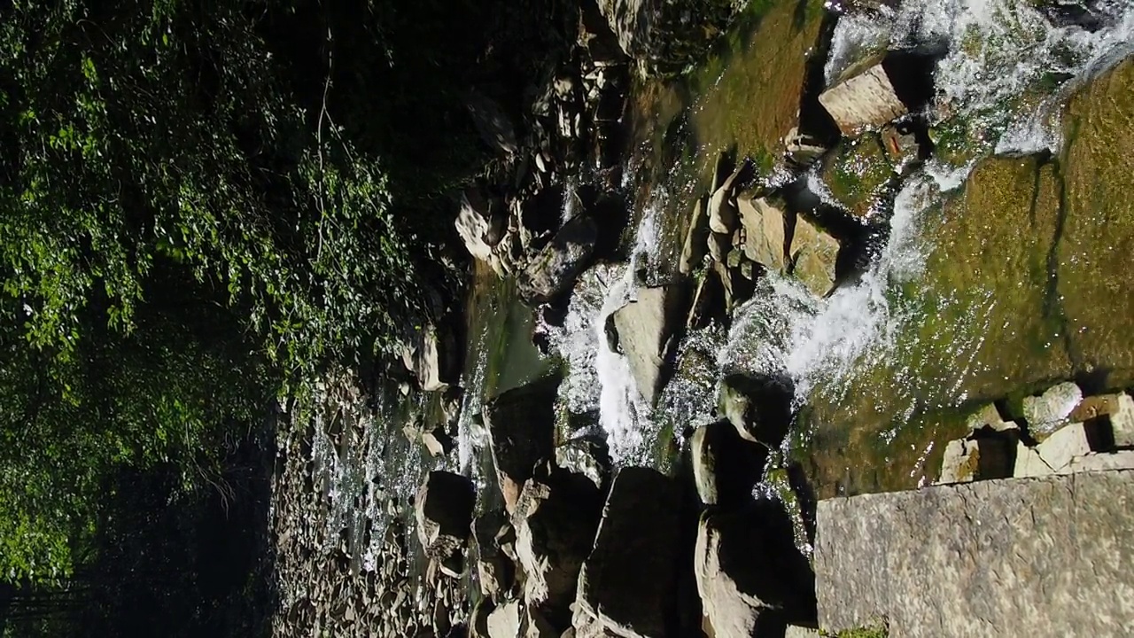 小河湍急而生动地流过它荒凉的石谷视频素材